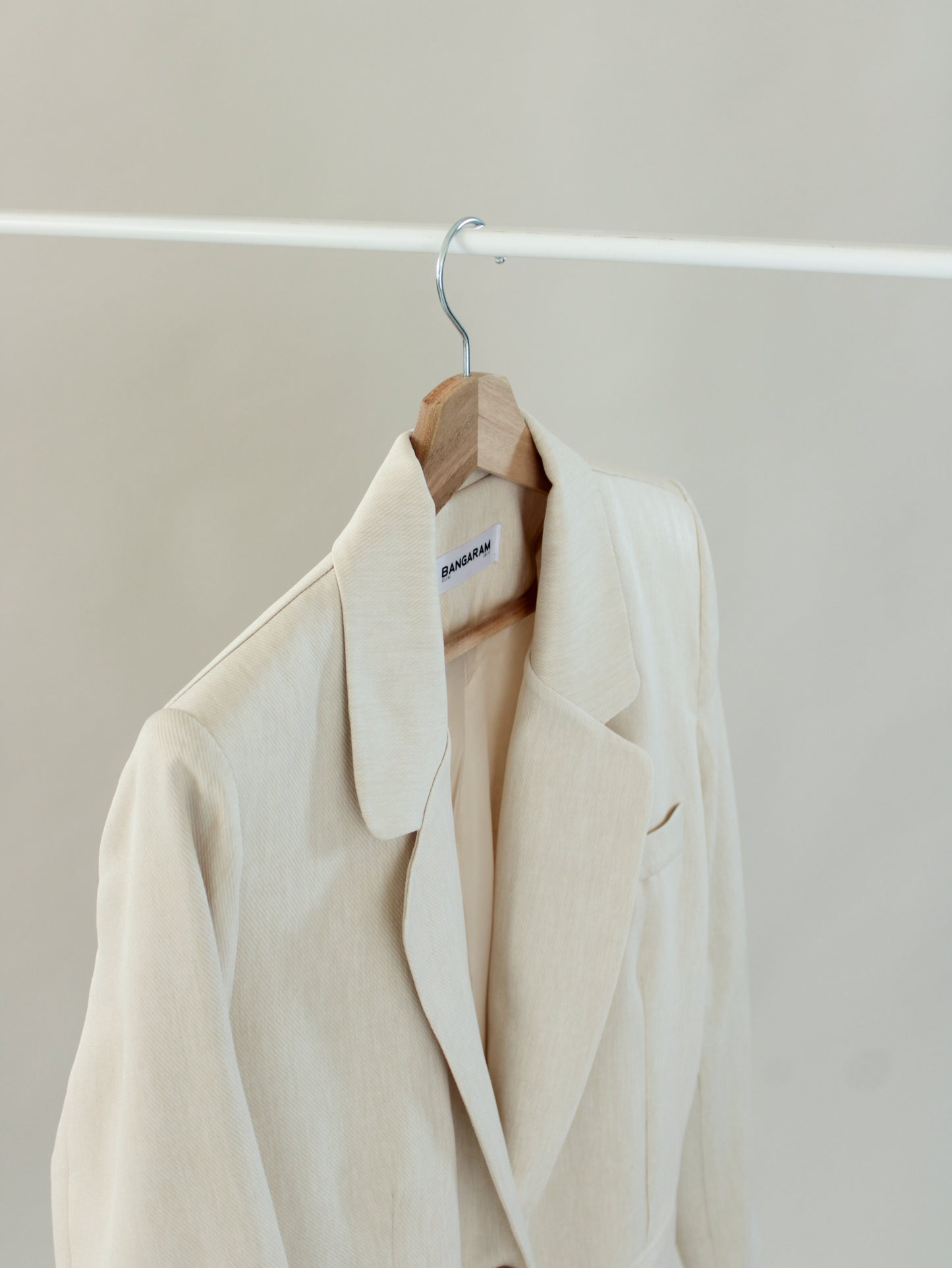 Blazer Creme de corte Oversize. Perfeito para os looks mais formais ou para usar com aqueles jeans e
t-shirt branca.