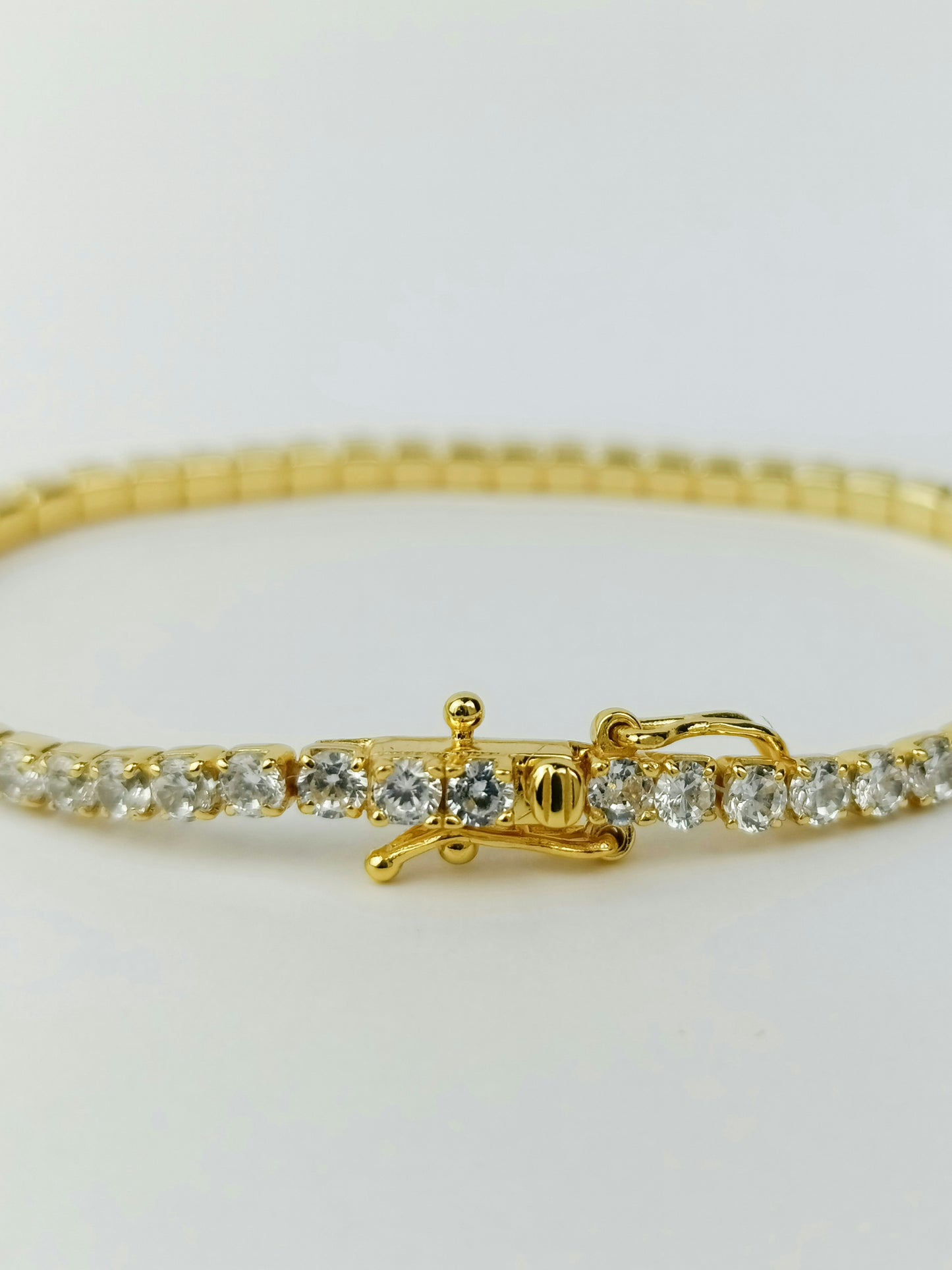 Pulseira estilo pandora. em prata 925 com banho de ouro e zirconias. brilho e luxo.