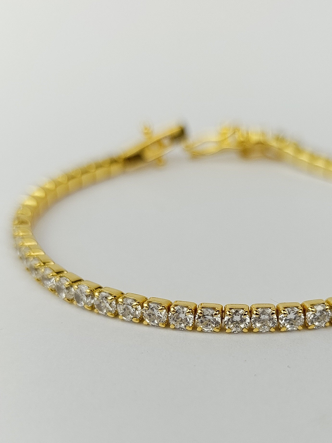 Pulseira em prata 925 com banho de ouro ctavada de zirconias em talhe de diamante