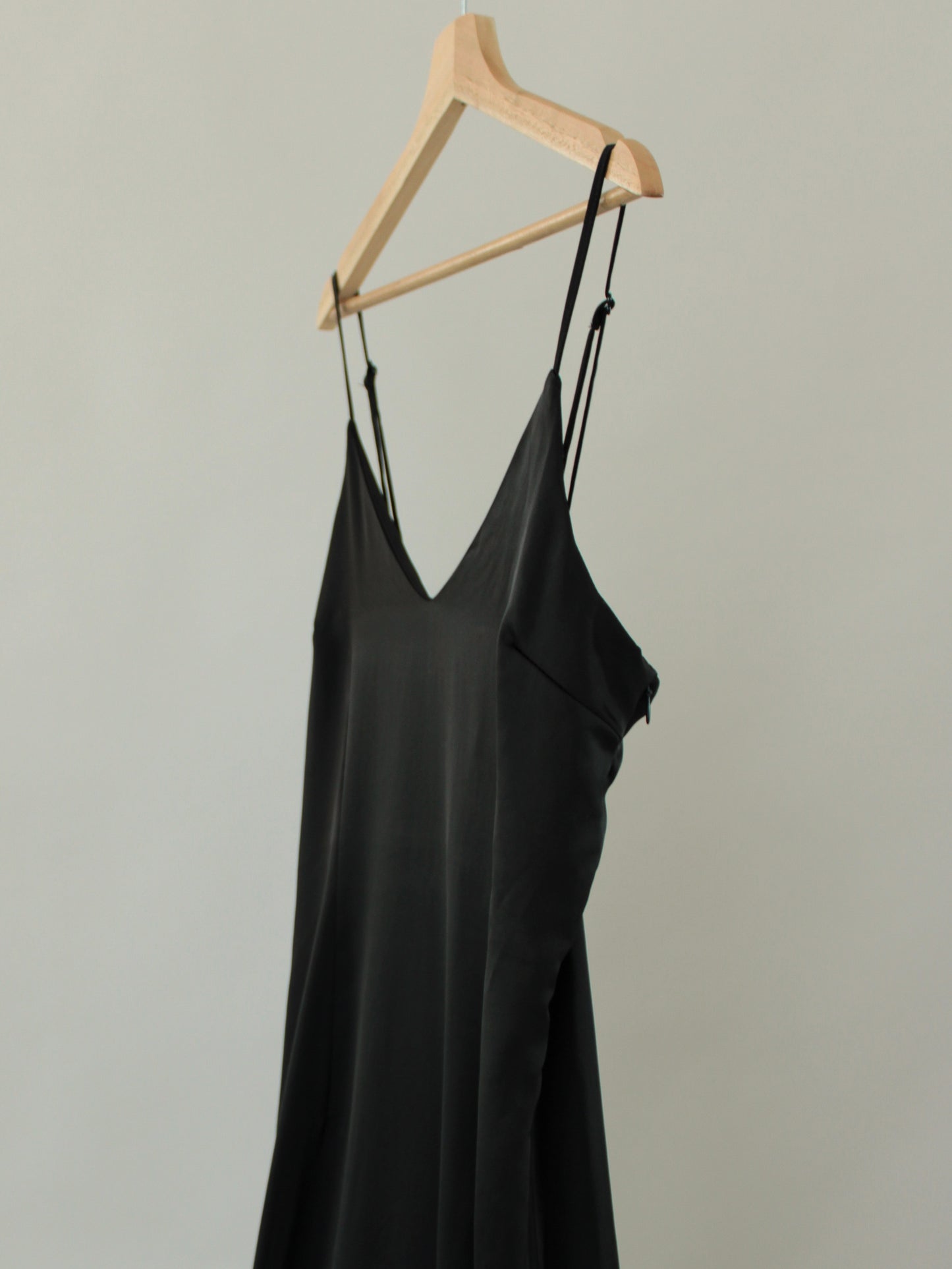 Vestido preto acetinado de alças finas e fecho invisível lateral