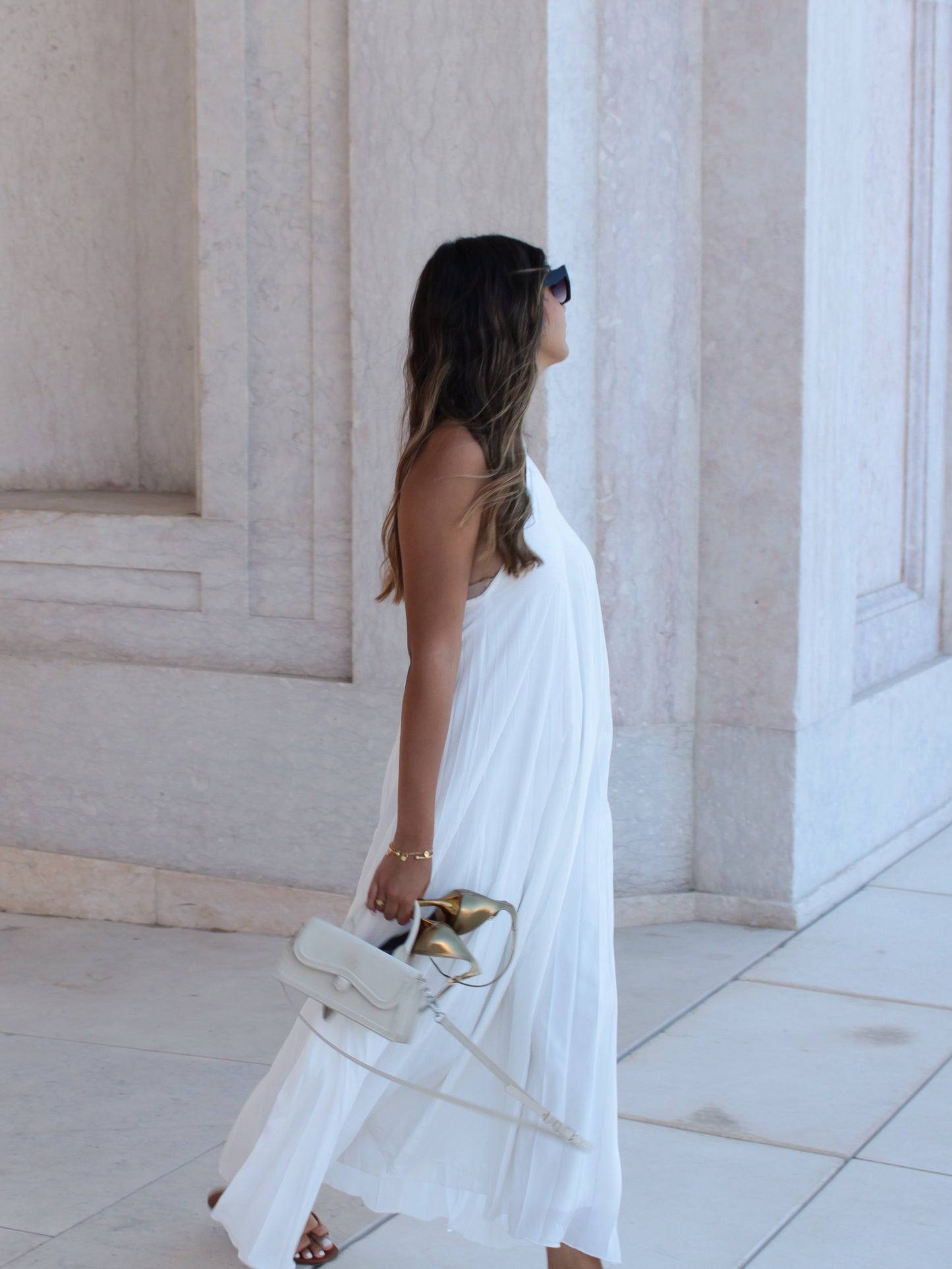 Vestido Maxi. vestidos branco plissado elegante e chic. Vestido estilo boho chic fluido
