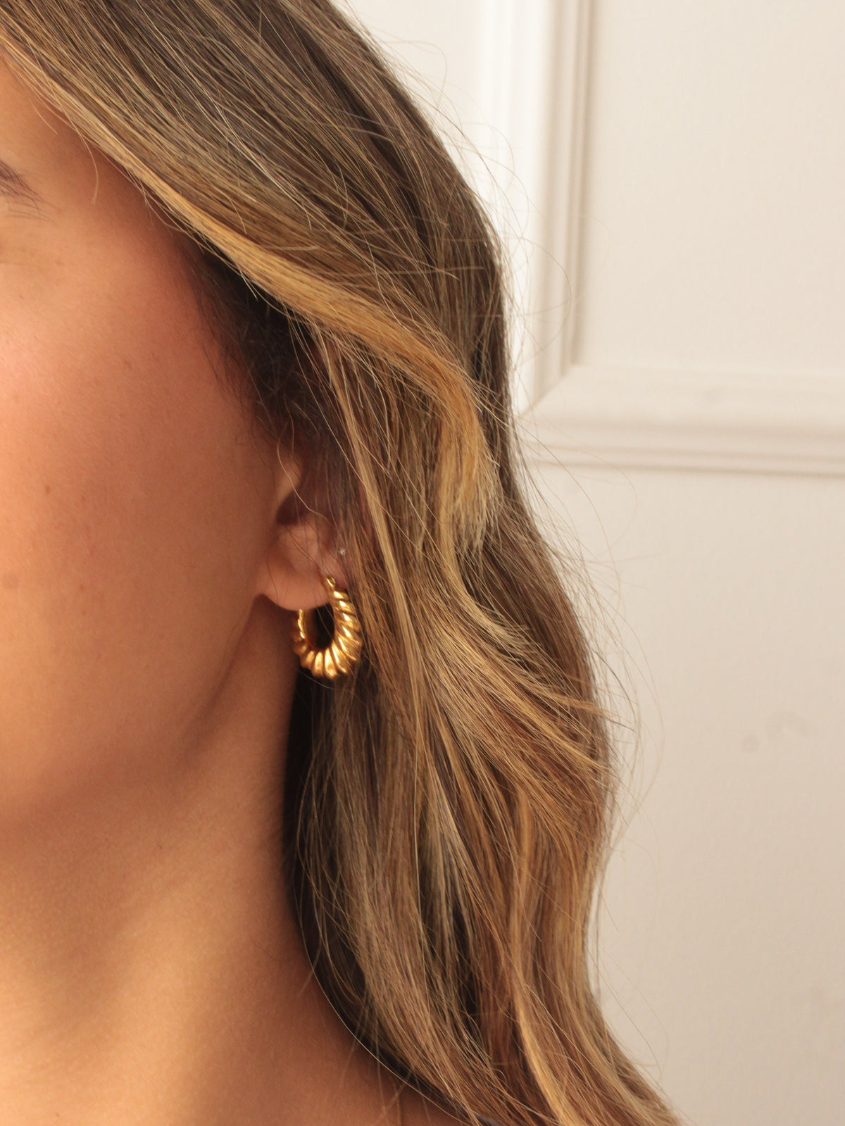 Detailed silver hoop earrings.
Argolas trabalhadas em prata de lei 925 com textura detalhada estilo boho chic Bangaram Shop 