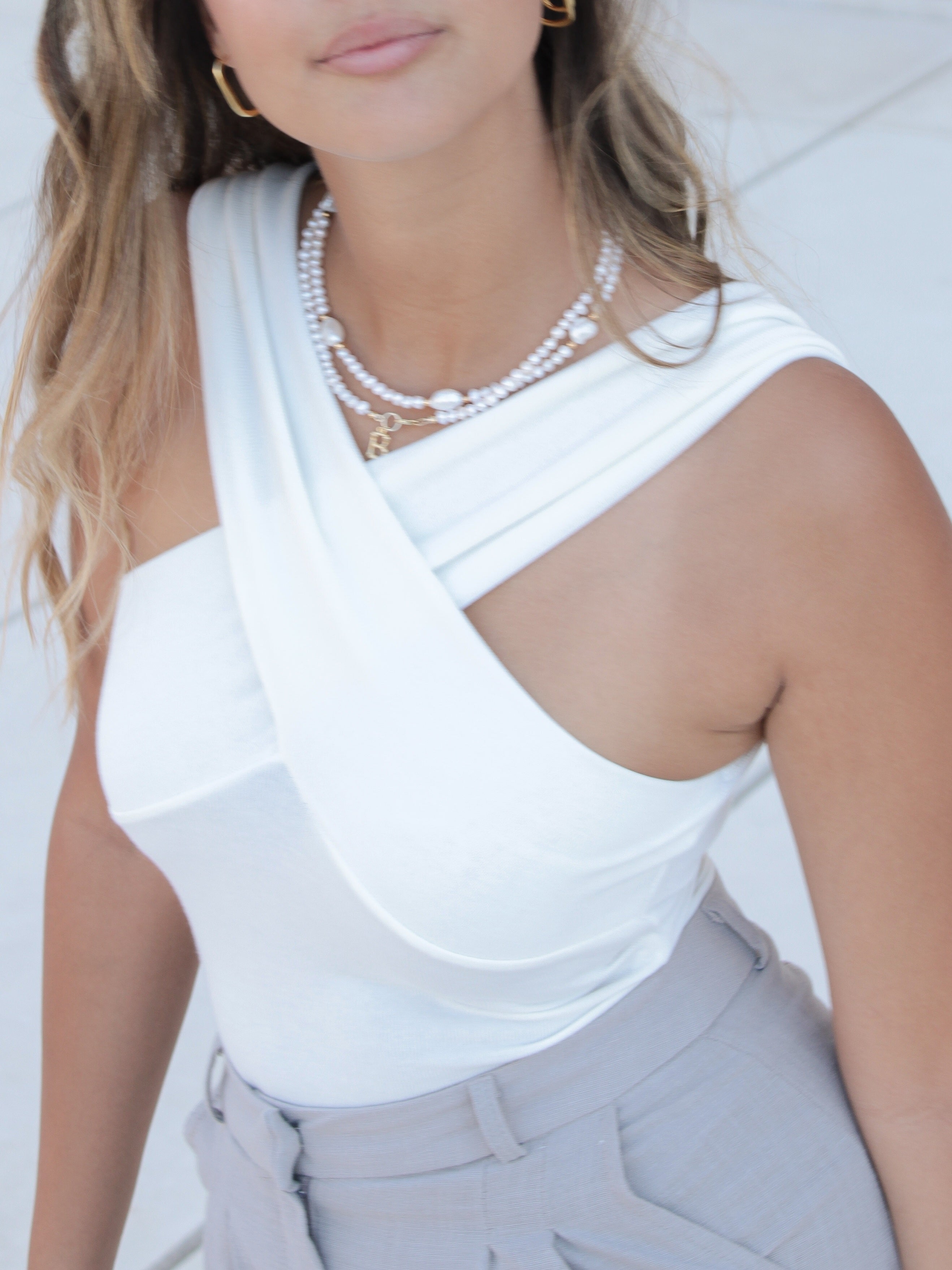 Body confortável de gola cruzada e estilo elegante. 