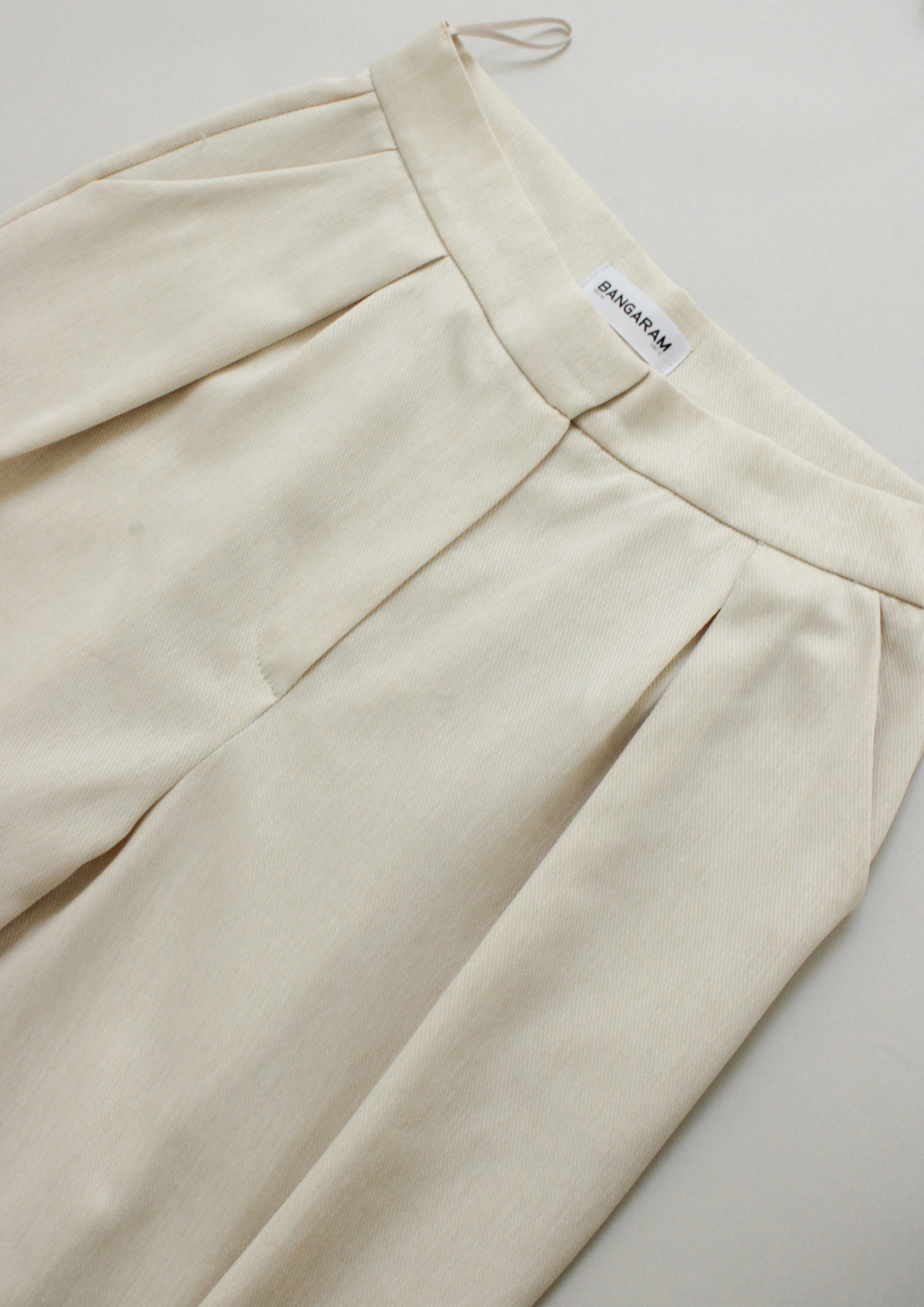 Calças de perna larga e cintura subida com pregas e bolsos laterais. Calças clássicas  para o dia a dia versáteis e intemporais 