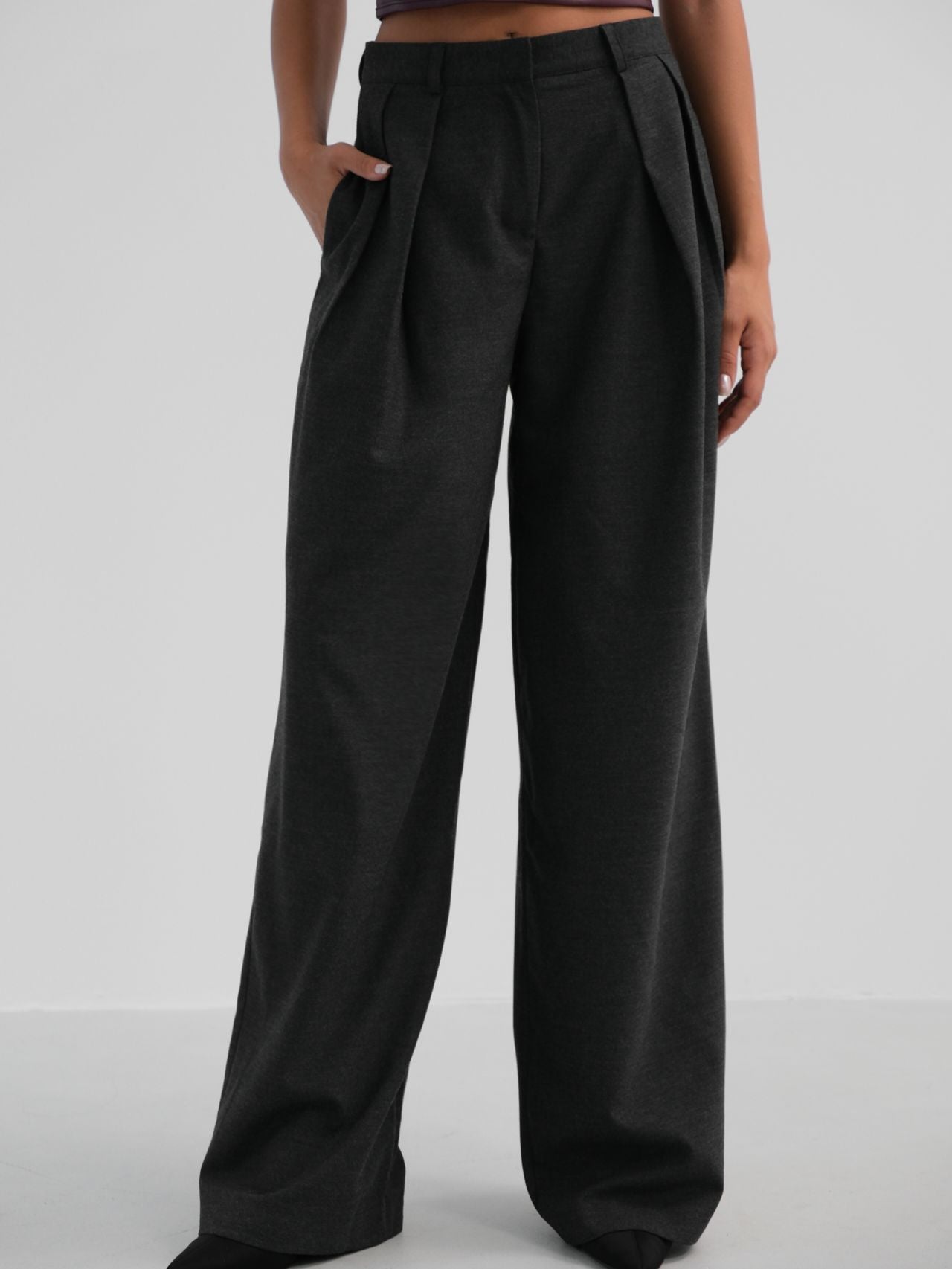 wide leg essentials, calças de perna larga estilo clean chic. Calças fluidas elegância natural 