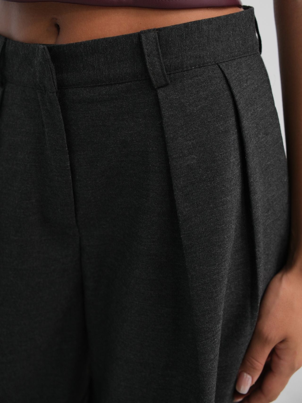 wide leg essentials, calças de perna larga estilo clean chic. Calças fluidas elegância natural 