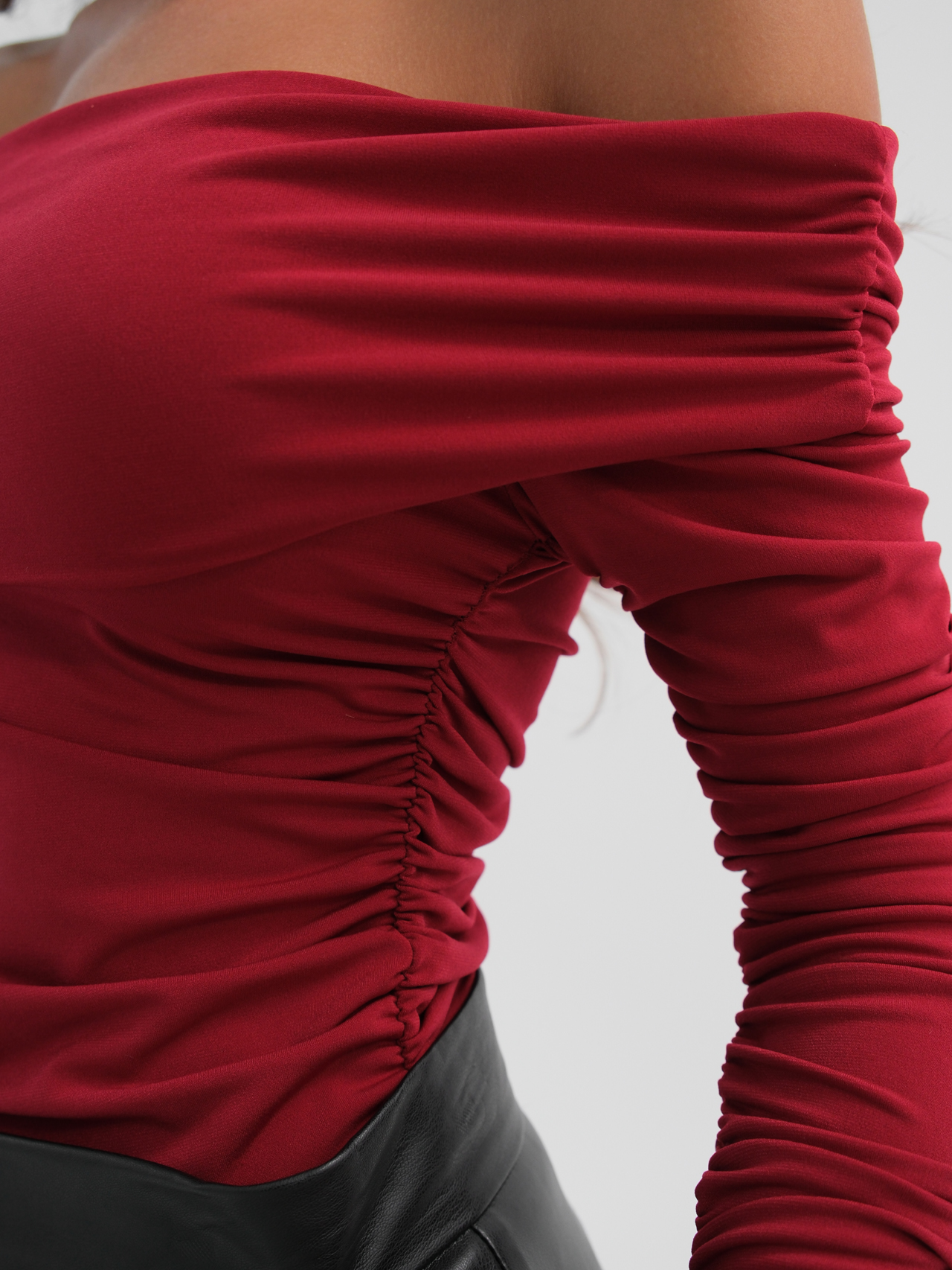 Camisola de gola drapeada e detalhes laterais. 