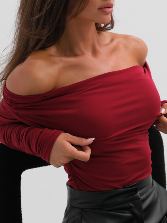 Camisola sensual  de manga comprida com gola drapeada e detalhes laterais 