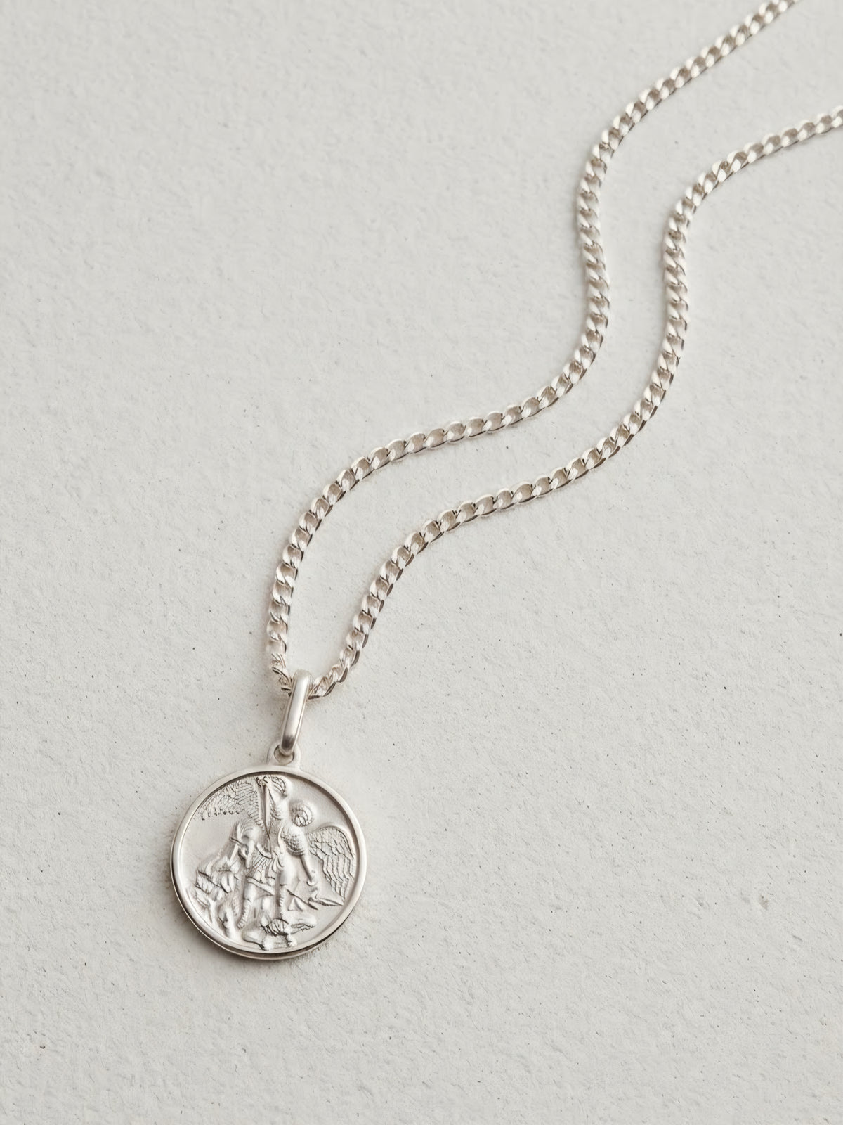 Corrente em prata de lei 925 com medalha de são Miguel Arcanjo. Medalha de proteção minimalista 