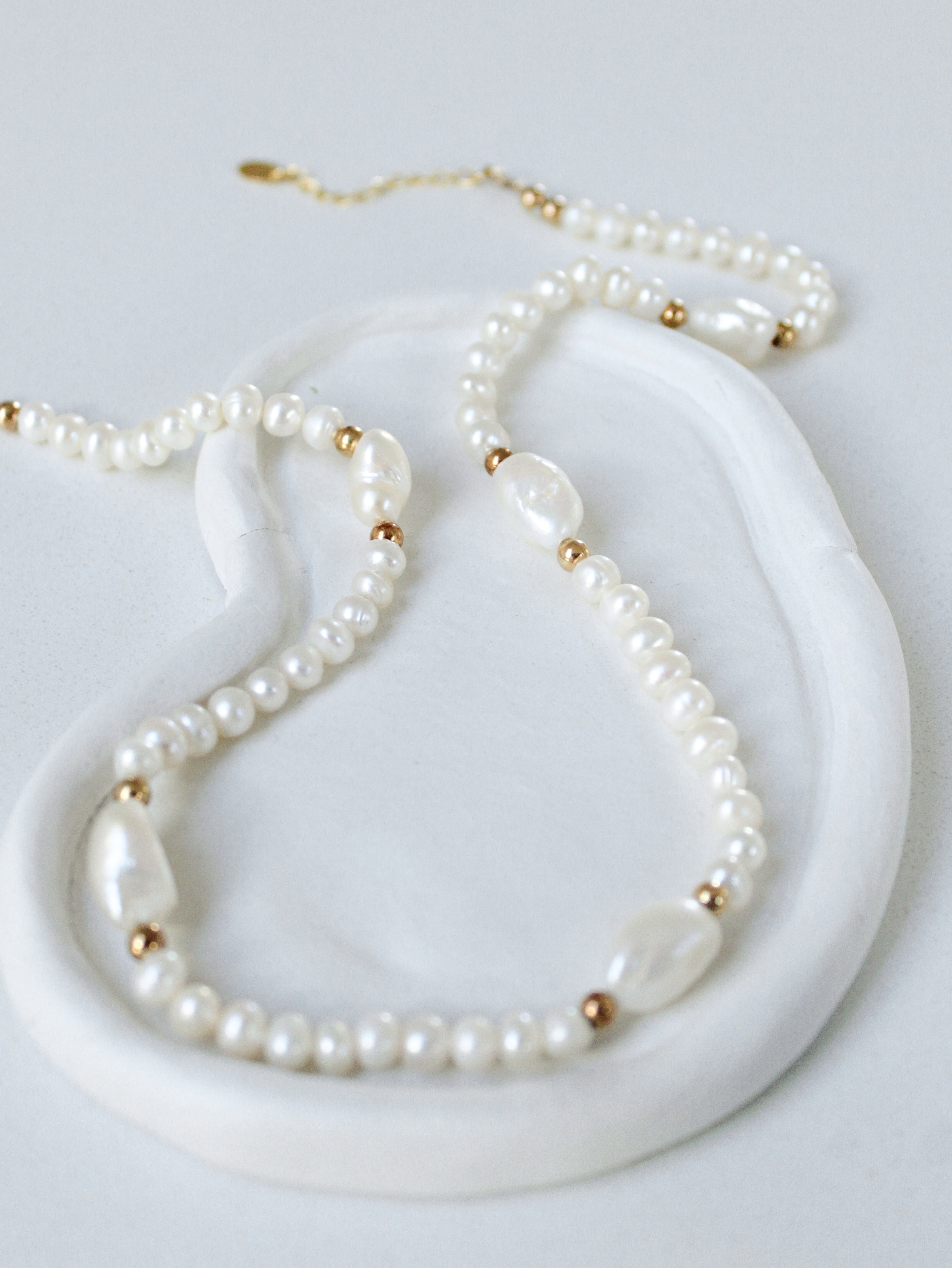 colar de pérolas de agua doce e prata 925 com banho de ouro 