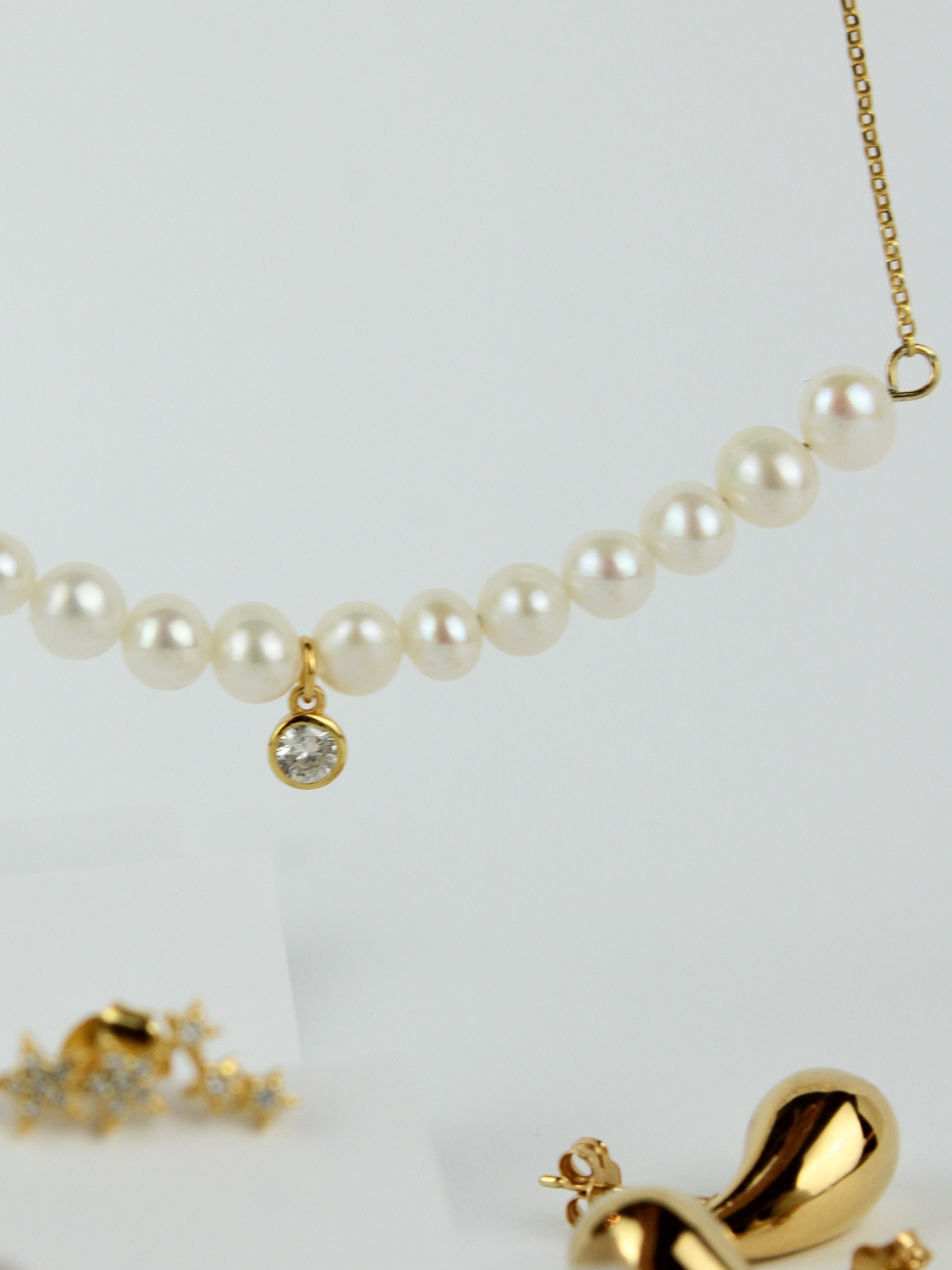 colar em prata de lei  925, com pérolas de agua doce e zirconia ao centro. Malha ajustável com terminal em pérola