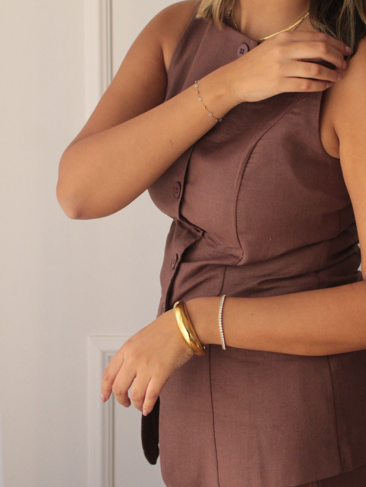 pulseira em aço dourada  combinada com a nossa pulseira tennis em prata de lei 925 banhada a ouro de 18k e zirconias. um clássico intemporal 