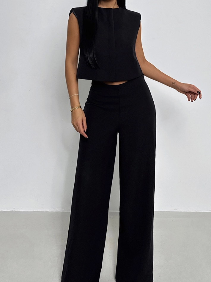 Conjunto versátil de colete e calças de perna larga  de corte impecável. perfeito para qualquer ocasião  