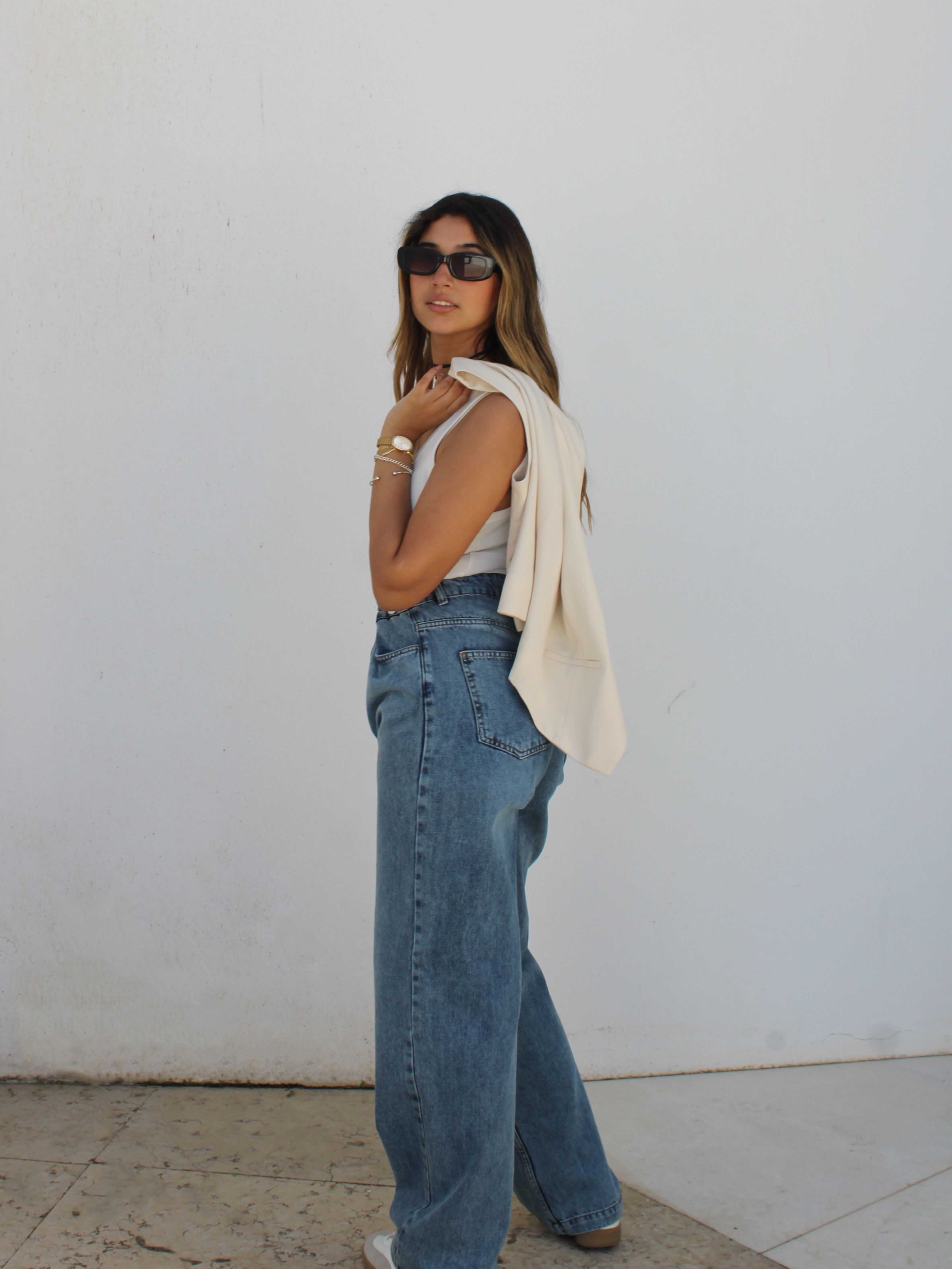 Calças de ganga de perna larga e cintura subida. ajustáveis com botões frontais que permite usar com a cintura mais descida 