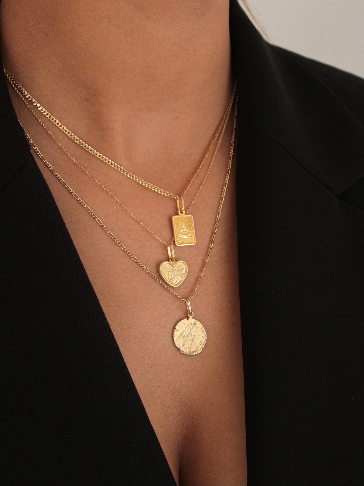 Conjunto de colares em camadas com medalhas e pendentes em prata 25 em vários comprimentos . joias em layering da Bangaram Shop 