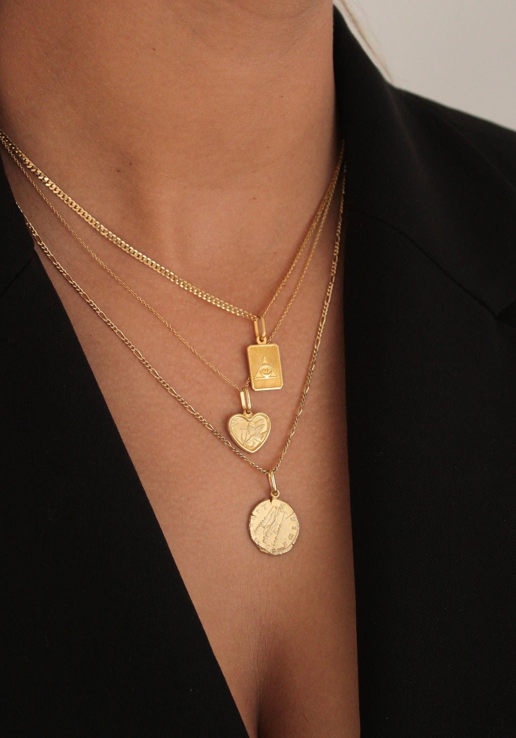 Colares em camada feitos em prata de lei 925 banhada a ouro. joias minimalistas e elegantes Bangaram Shop 