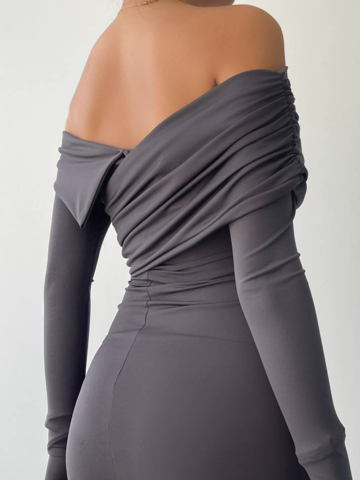 Vestido de gola drapeada, sensual e feminino. vestido old money 