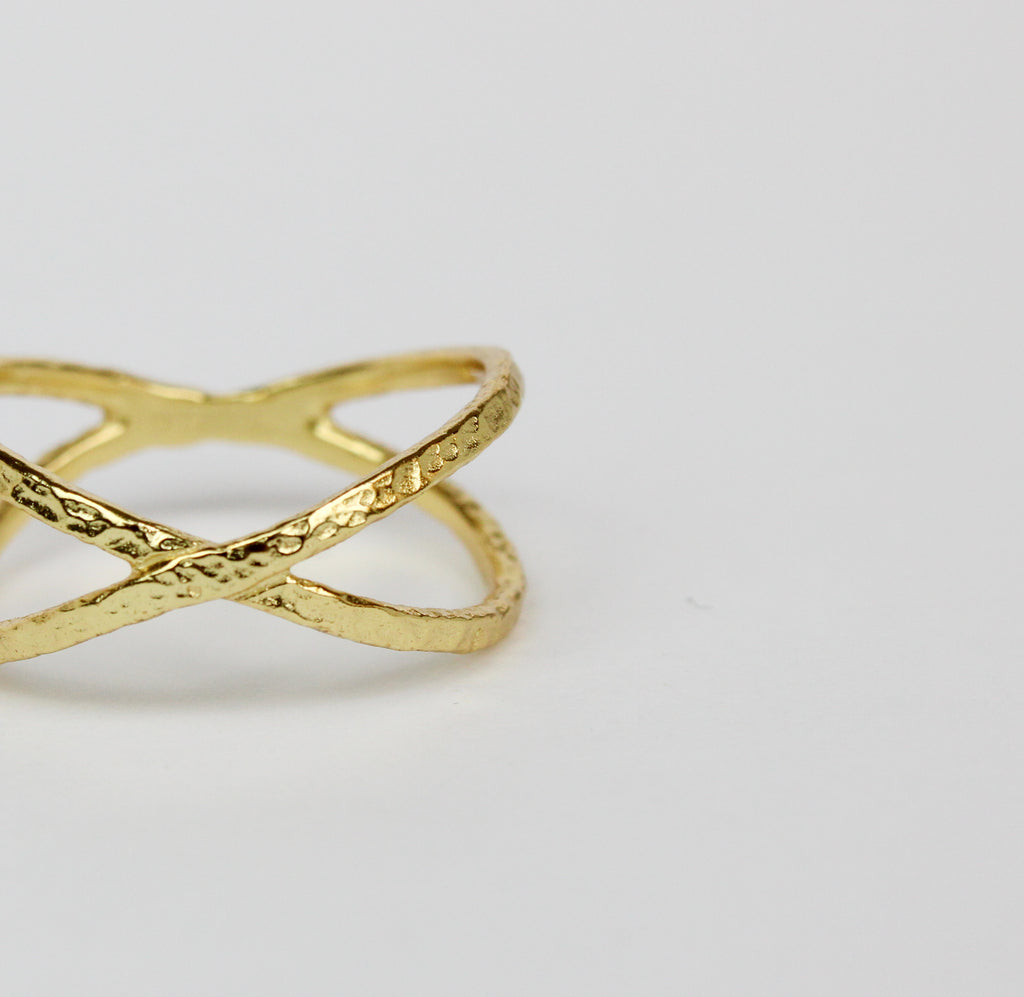 anel x com acabamento martelado em prata de lei banhada a ouro 18k Bangaram Shop 