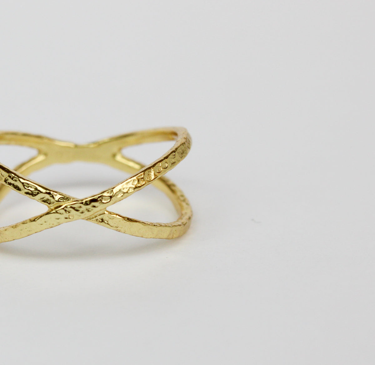 anel x com acabamento martelado em prata de lei banhada a ouro 18k Bangaram Shop 