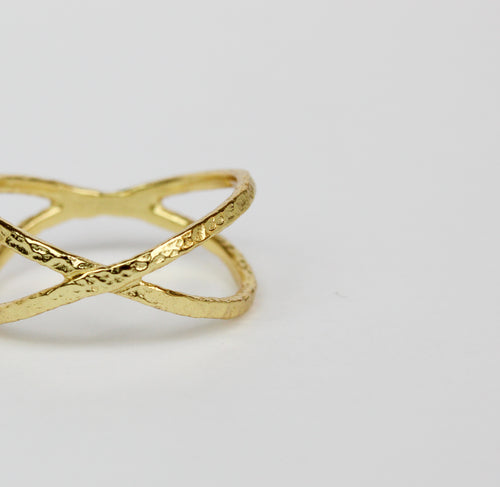 anel x com acabamento martelado em prata de lei banhada a ouro 18k Bangaram Shop 