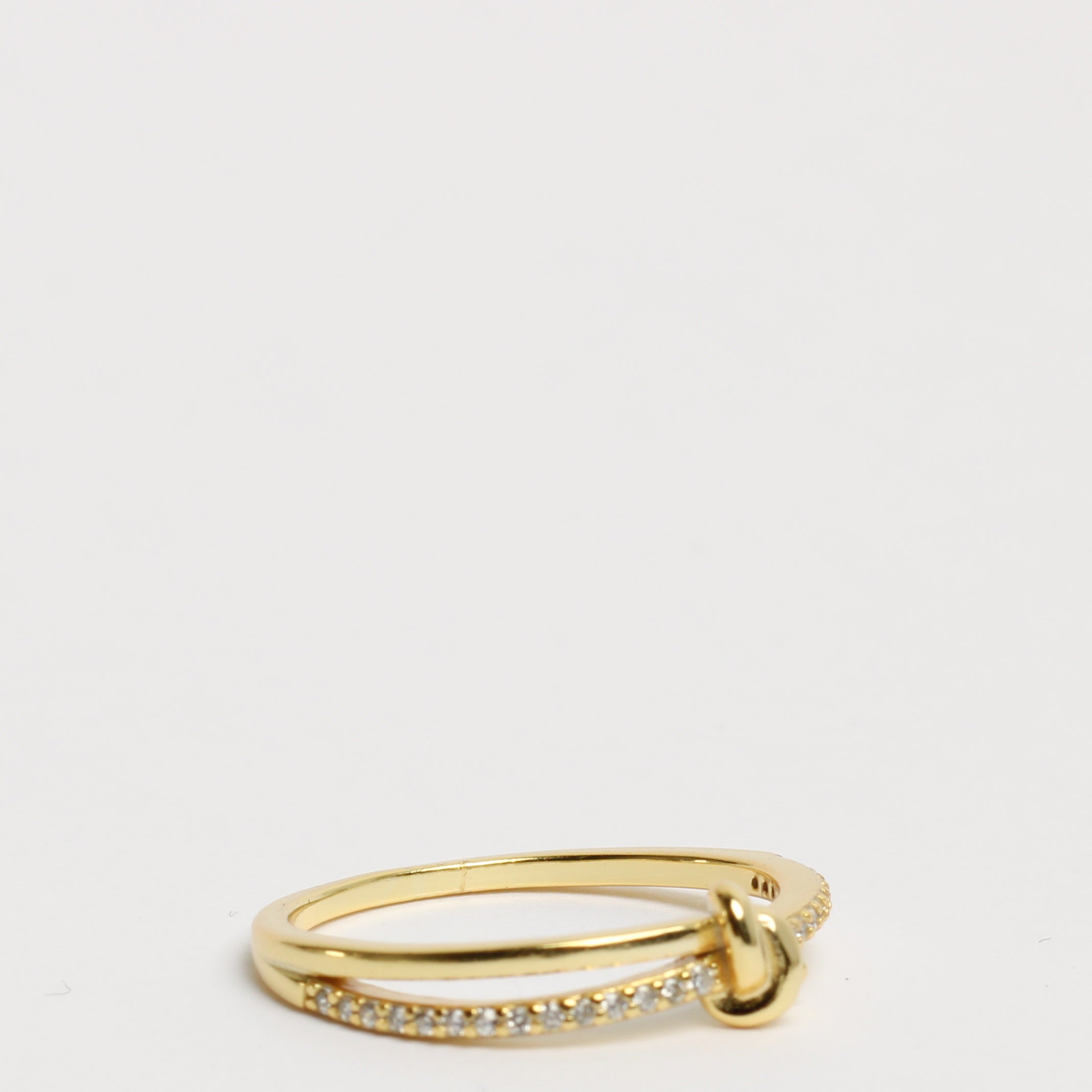 Anel com banho de ouro e zirconias 