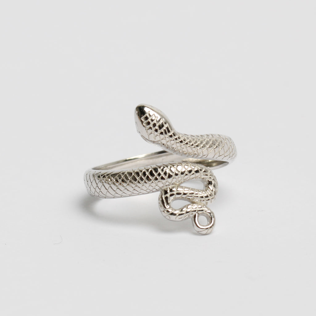 anel snake com textura de escamas em prata de lei 925 com design ajustável Bangaram Shop 