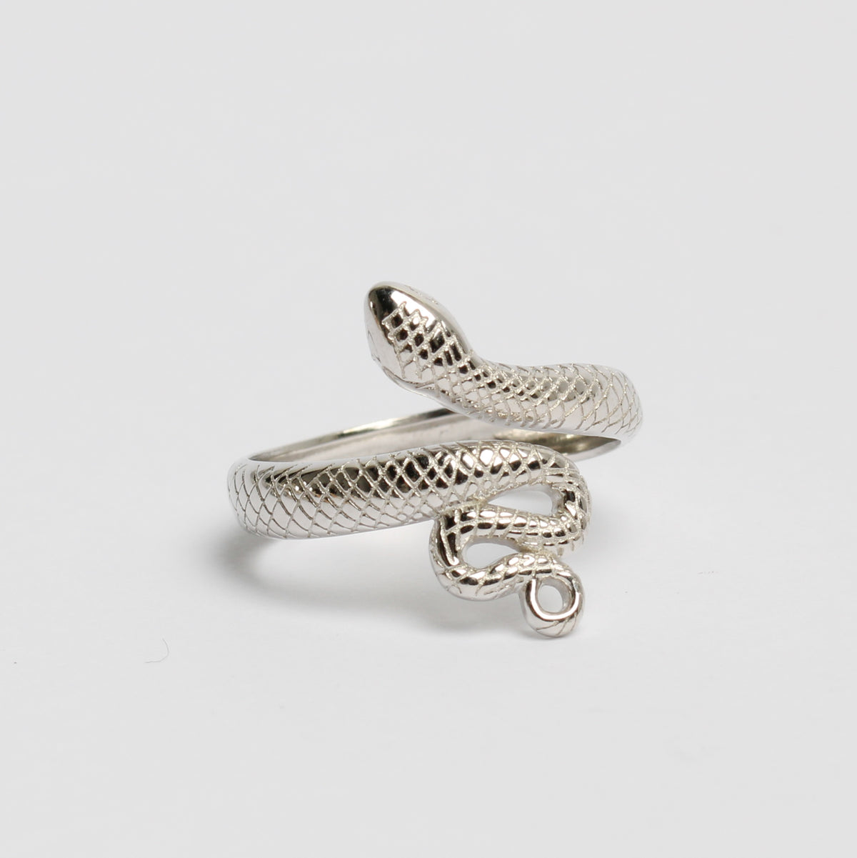 anel snake com textura de escamas em prata de lei 925 com design ajustável Bangaram Shop 