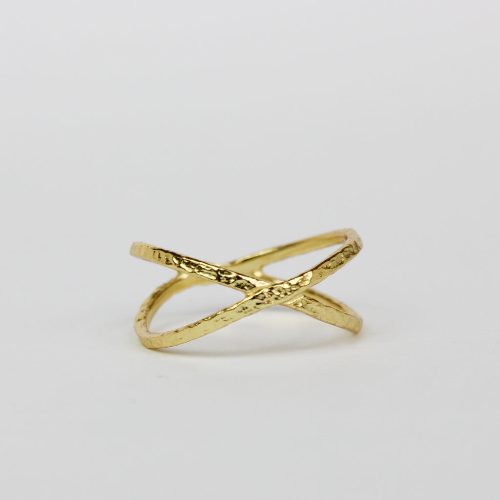 anel em formato de  em prata banhada a ouro de 18k de linhas modernas bangaram shop 