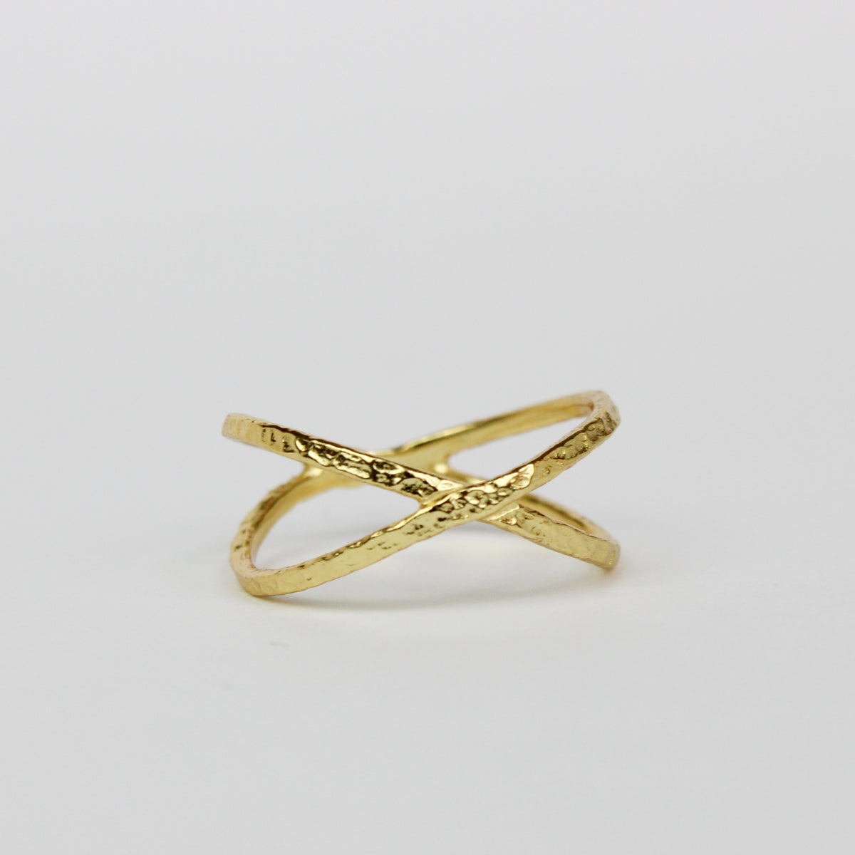 anel em formato de  em prata banhada a ouro de 18k de linhas modernas bangaram shop 