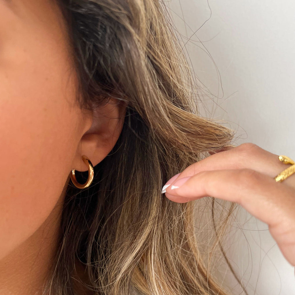 argolas pequenas em prata 925 banhada a ouro de design clássico inspirado nos anos 90 Bangaram Shop 