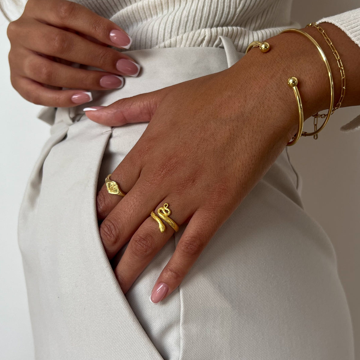 pulseiras e anéis em prata de lei banhada a ouro. acessórios intemporais e clássicos da joalharia portuguesa bangaram shop 