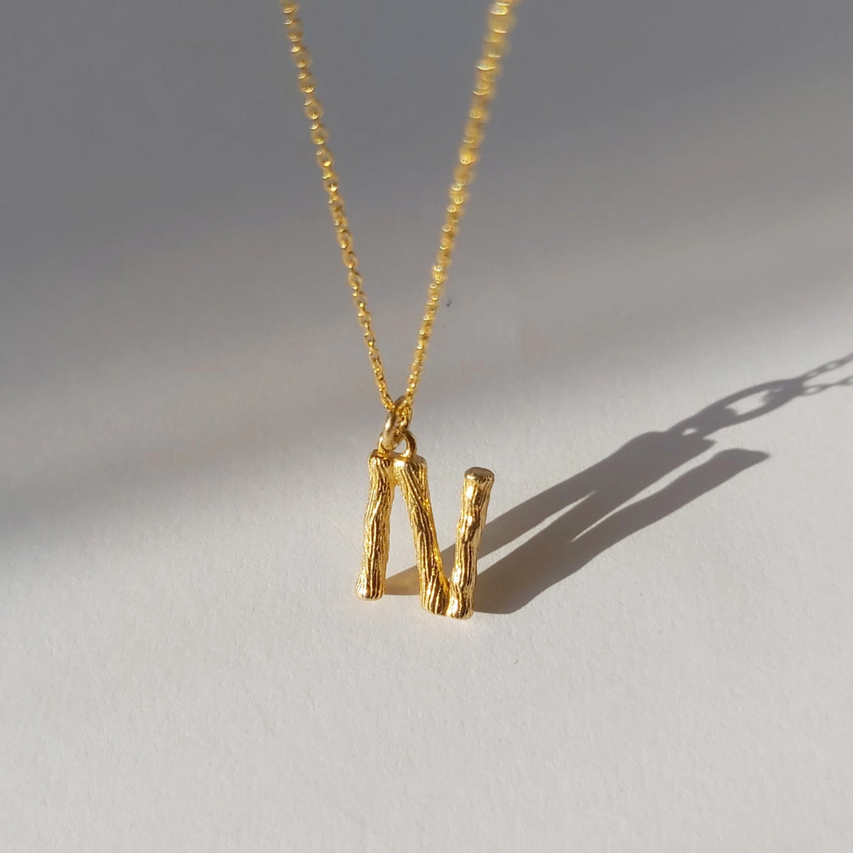 a tua letra o teu nome , colares de letras em prata de lei  925  banhados a ouro. uma joias intemporal e minimalista Bangaram Shop 