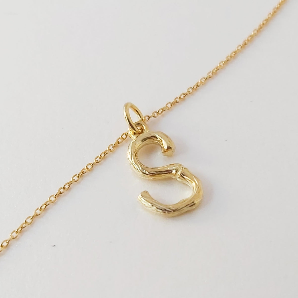 a tua letra o teu nome , colares de letras em prata de lei  925  banhados a ouro. uma joias intemporal e minimalista Bangaram Shop 
