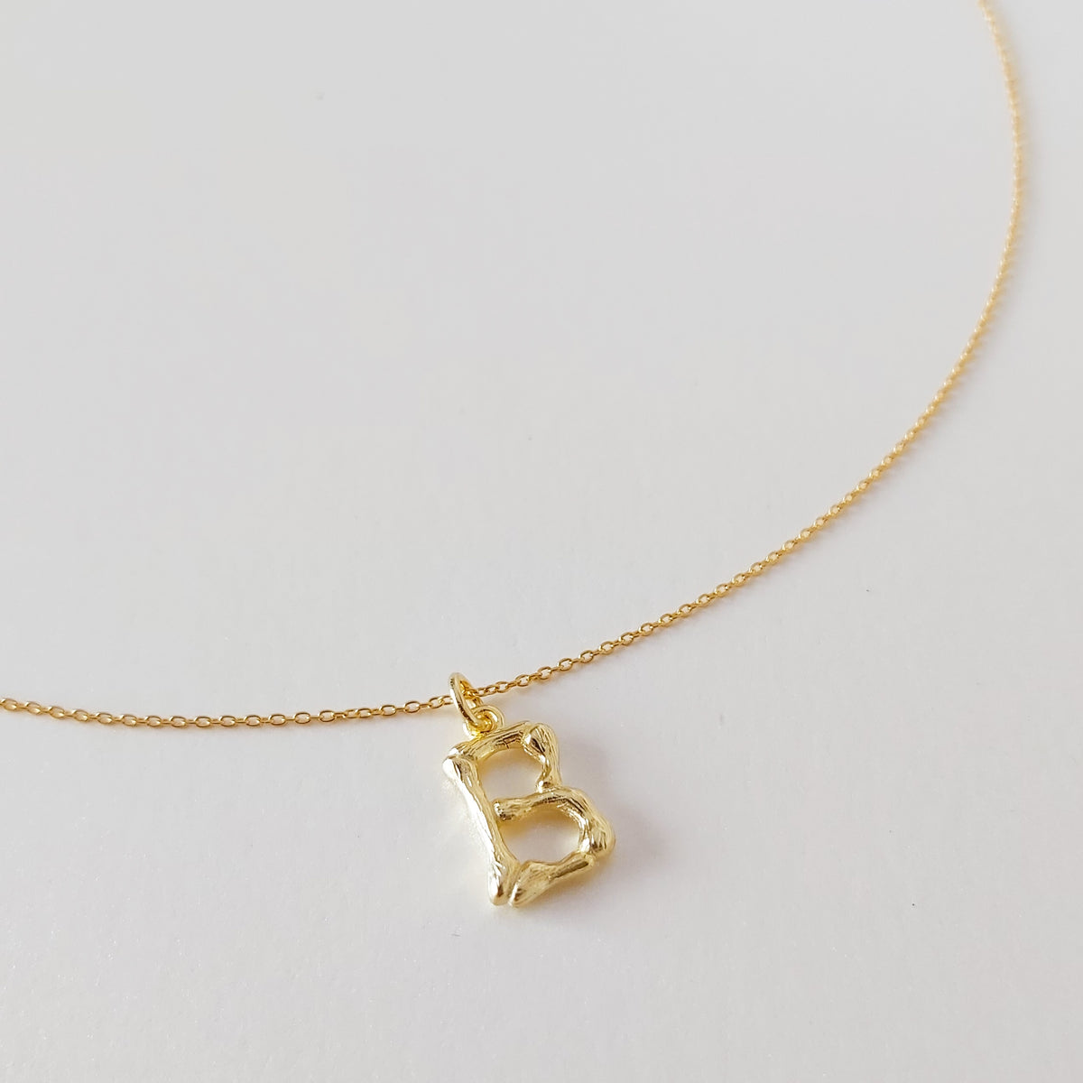 a tua letra o teu nome , colares de letras em prata de lei  925  banhados a ouro. uma joias intemporal e minimalista Bangaram Shop 