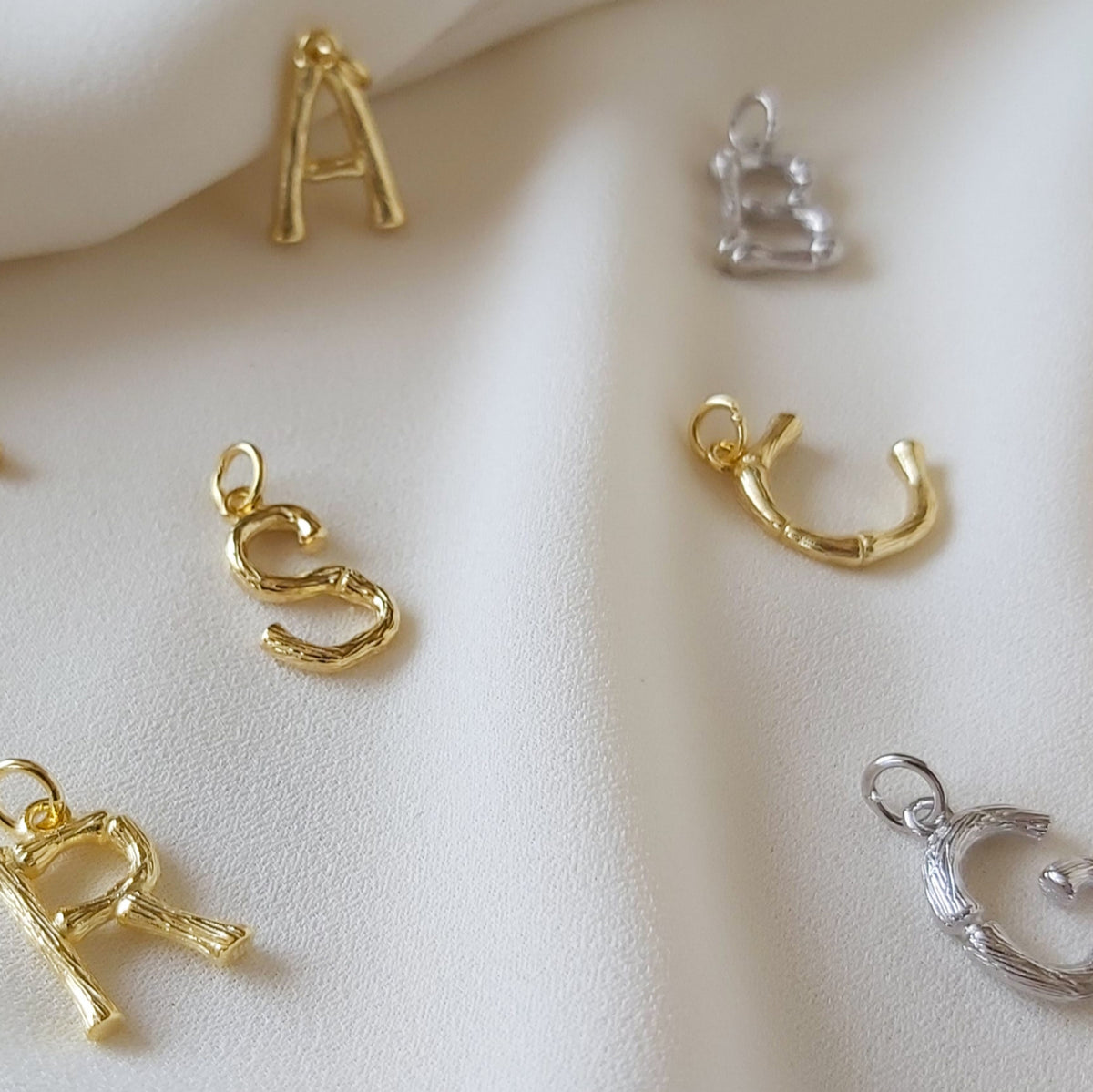 a tua letra o teu nome , colares de letras em prata de lei  925  banhados a ouro. uma joias intemporal e minimalista Bangaram Shop 